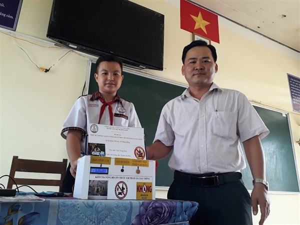 Thầy giáo Huỳnh Bá Hiếu cùng học sinh nghiên cứu khoa học kỹ thuật.