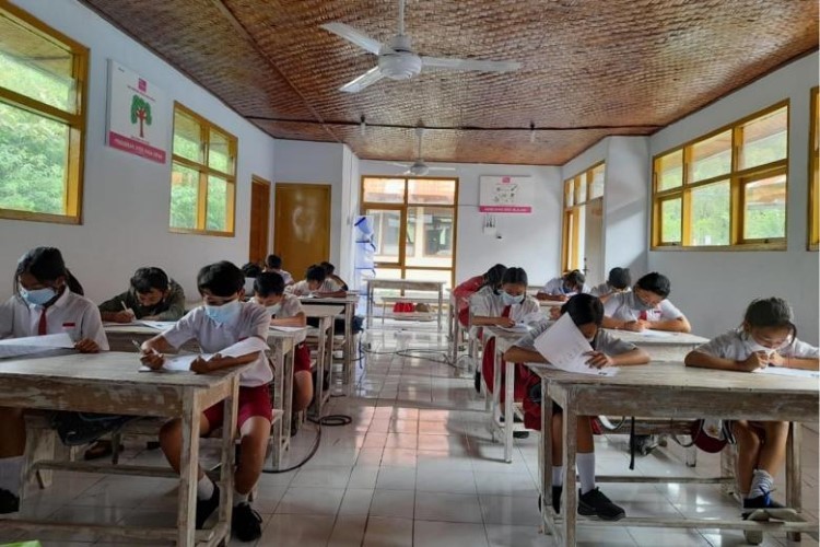 Học sinh Bali trở lại trường học.