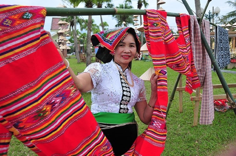Nghề dệt thổ cẩm của đồng bào các dân tộc được tái hiện và trưng bày tại Làng Văn hóa - Du lịch các dân tộc Việt Nam.