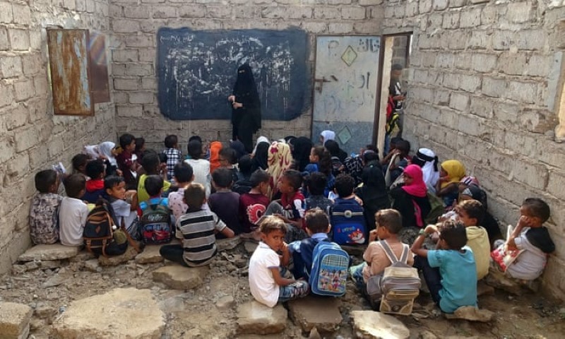Phòng học không có mái che, bàn ghế tại làng Hays, Yemen.