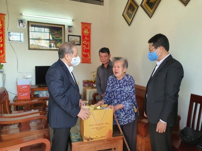 Ban Thường vụ Tỉnh ủy tỉnh Thừa Thiên - Huế nghiêm cấm việc biếu, tặng quà Tết cho lãnh đạo, tập trung mọi nguồn lực chống dịch.