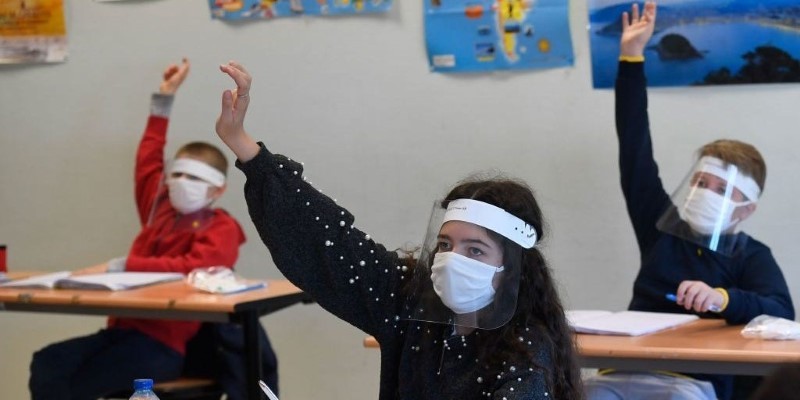 Học sinh Pháp đeo kính chắn giọt bắn trong lớp học.