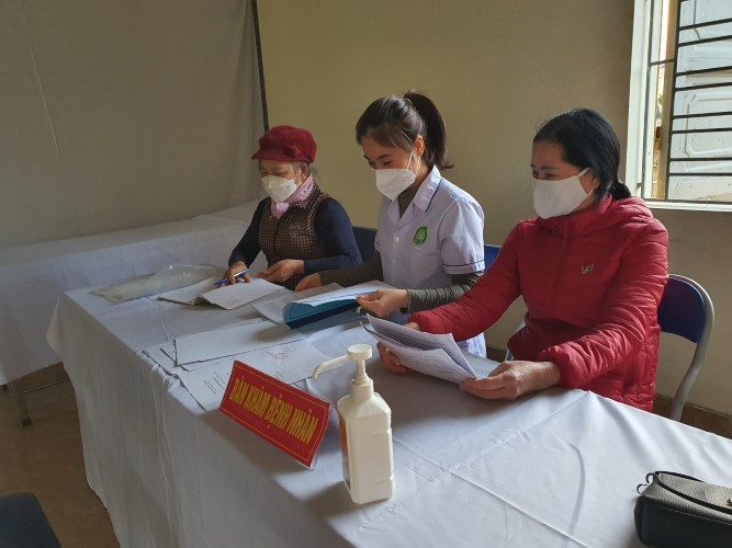 Cán bộ Trạm Y tế lưu động xã Quốc Tuấn, huyện An Dương ghi sổ theo dõi sức khỏe của bệnh nhân.