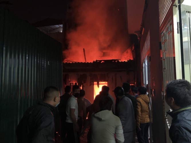 Hiện trường vụ nghi nổ bình gas tại khu nhà trọ H4, ngõ 18, ngách 79 phố Định Công Thượng, phường Định Công.