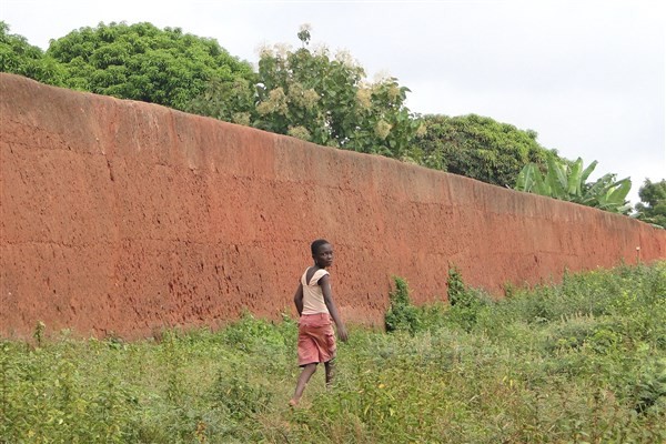 Một đoạn di tích tường Thành Benin ngày nay.