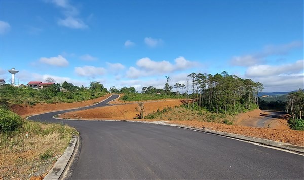 Đường giao thông được mở trên đất rừng tại Dự án khai thác quỹ đất khu biệt thự phía Bắc trung tâm huyện Kon Plông.