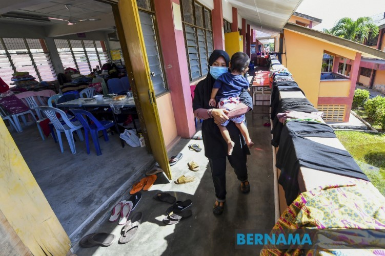Một trường học Malaysia được trưng dụng làm trung tâm cứu trợ lũ lụt.