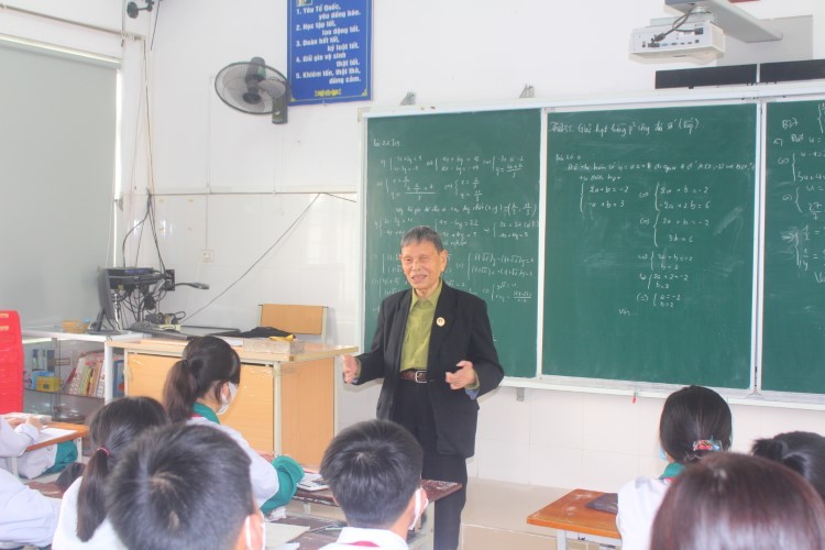 Thầy Nguyễn Đức Thìn thăm hỏi, động viên học sinh Trường THCS Tam Sơn.