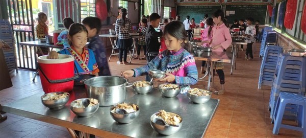 Các trường có học sinh bán trú tăng cường chất lượng bữa ăn để bảo đảm sức khỏe học sinh. Ảnh: NTCC