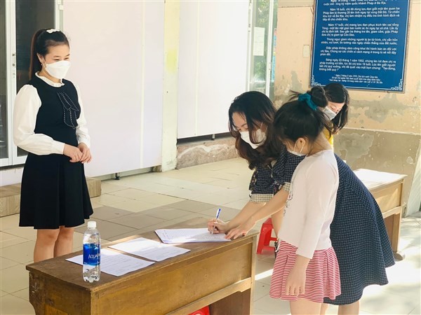 Trường Tiểu học Võ Thị Sáu (quận Hải Châu, TP Đà Nẵng) đảm bảo giãn cách khi phụ huynh đến trường nộp bài thi cho học sinh.