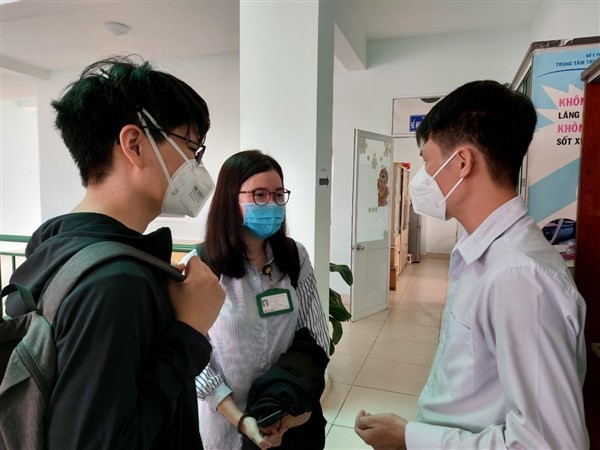 Sinh viên Trường ĐH Y khoa Phạm Ngọc Thạch được nhân viên Trung tâm Y tế Quận 10, TPHCM cơ sở hướng dẫn trước khi nhận nhiệm vụ.