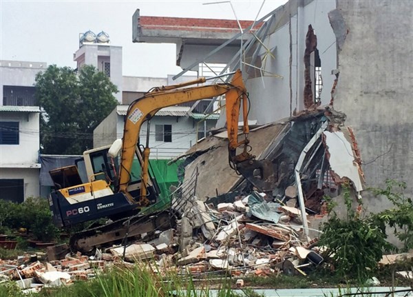 Một dãy nhà xây trái phép tại TP Thủ Đức bị đập bỏ.