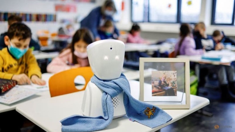 Robot thay cậu bé Joshua đi học.