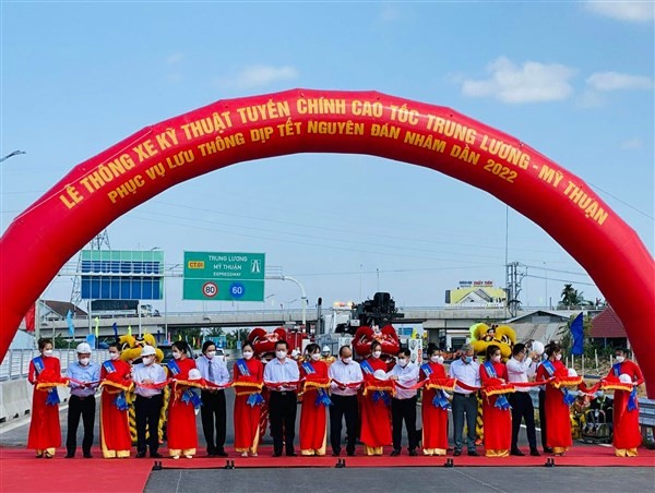 Chủ tịch nước Nguyễn Xuân Phúc cắt băng khánh thành cao tốc.