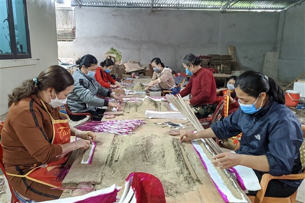 Cơ sở sản xuất hương trầm Hòa Ninh (khối 1, thị trấn Tân Lạc, huyện Quỳ Châu, Nghệ An).
