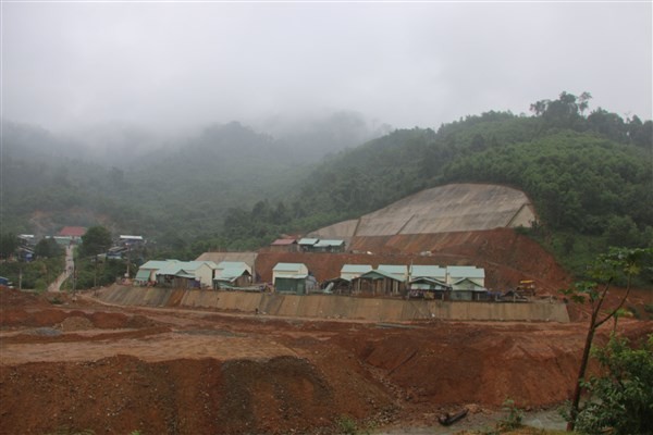 Những căn nhà mới được chính quyền và mạnh thường quân góp tiền xây dựng cho người dân ở huyện Phước Sơn (tỉnh Quảng Nam). 
