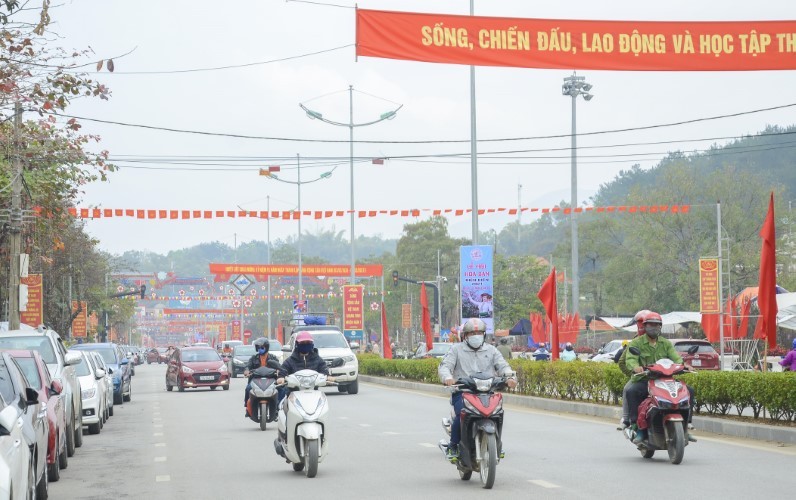 Những ngày giáp Tết, thành phố Điện Biên Phủ (tỉnh Điện Biên) như khoác tấm áo mới, cờ hoa rực rỡ.