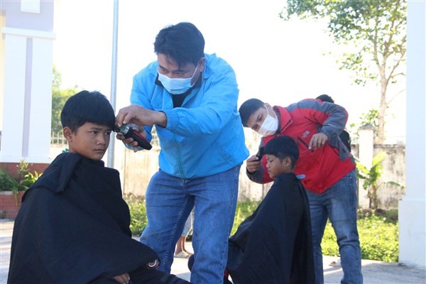Các em nhỏ tại Trung tâm Bảo trợ xã hội được cắt tóc miễn phí để chào đón năm mới.
