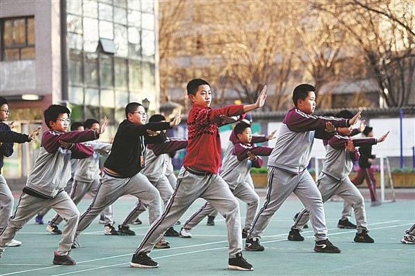 Học sinh tại Trường Trung học Bắc Kinh học võ thuật trong giờ Thể dục.
