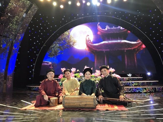 Nghệ sĩ ưu tú Vũ Ngọc và Nghệ sĩ nhân dân Thanh Bình trên sân khấu cùng học trò biểu diễn. 