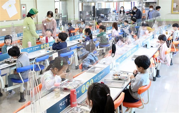 Hàn Quốc đảm bảo an toàn phòng chống dịch khi học sinh học bán trú.