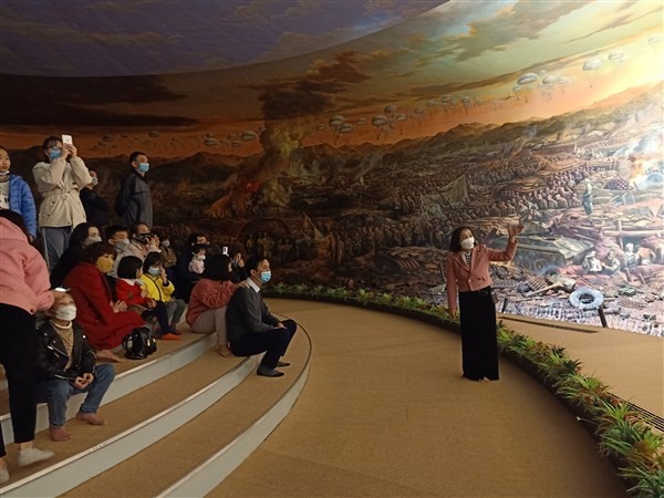 Du khách tham quan, chiêm ngưỡng Bức tranh Panorama tái hiện Trận chiến Điện Biên Phủ.