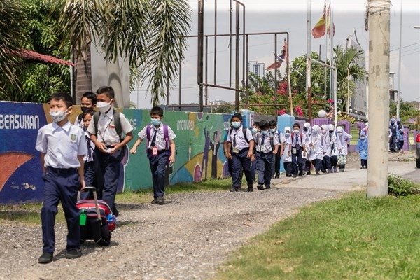 Học sinh Malaysia đeo khẩu trang khi đến trường.