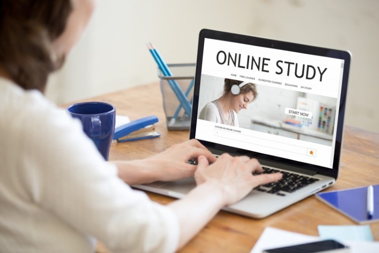 Nhiều sinh viên Mỹ thích học trực tuyến.
