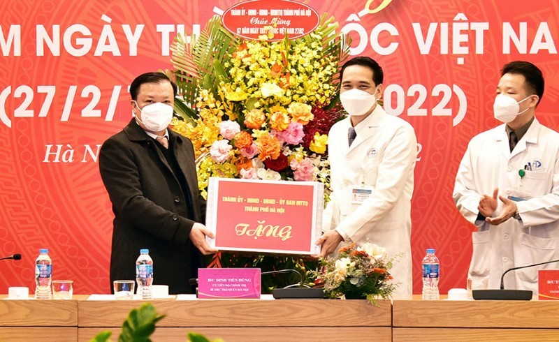Bí thư Thành ủy Hà Nội tặng quà động viên cán bộ, y bác sĩ Bệnh biện Đa khoa Xanh Pôn.
