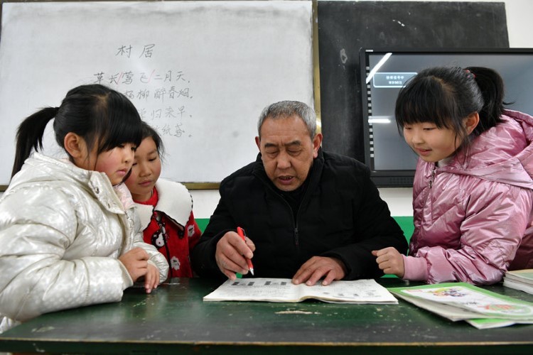 Thầy Li Jichuan (thứ 2 từ phải sang) vừa dạy học vừa nấu ăn cho học sinh.