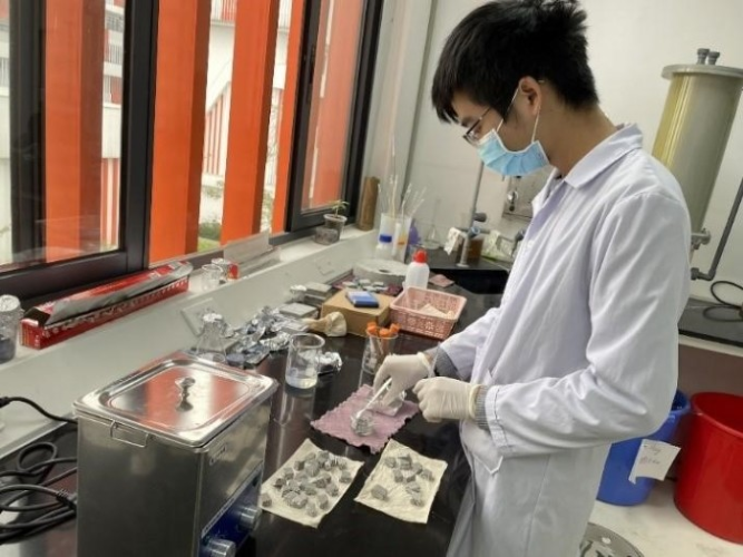 Sinh viên Mai Văn Phong nghiên cứu sản phẩm trong phòng thí nghiệm.