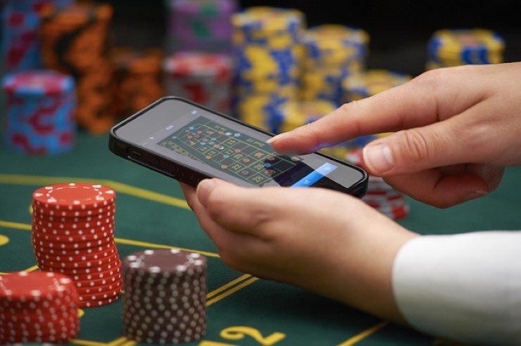 Hành vi đánh bạc trực tiếp hay trực tuyến đều có thể bị xử lý theo chế tài hình sự.