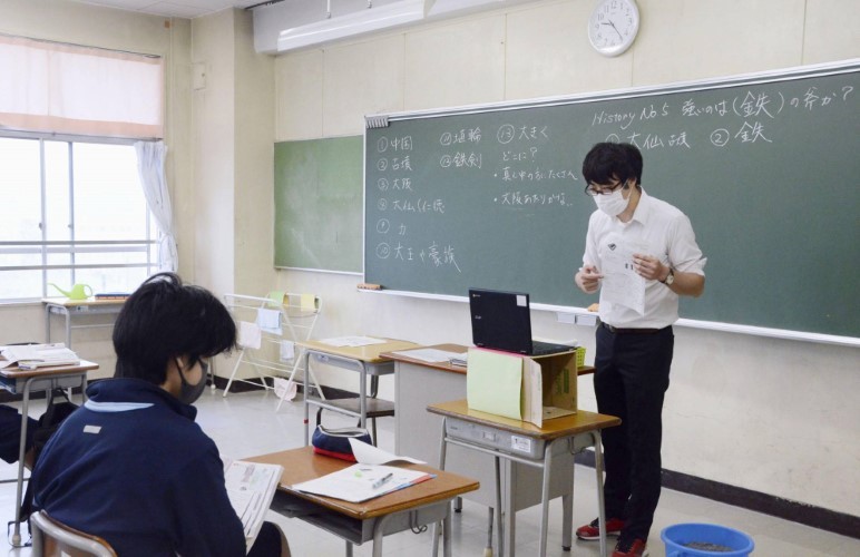 Một trường phổ thông Nhật Bản triển khai dạy học kết hợp.
