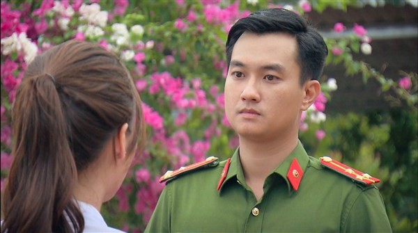 Nam diễn viên Phạm Anh Tuấn vai Thượng úy Nam ở “Phố trong làng”.
