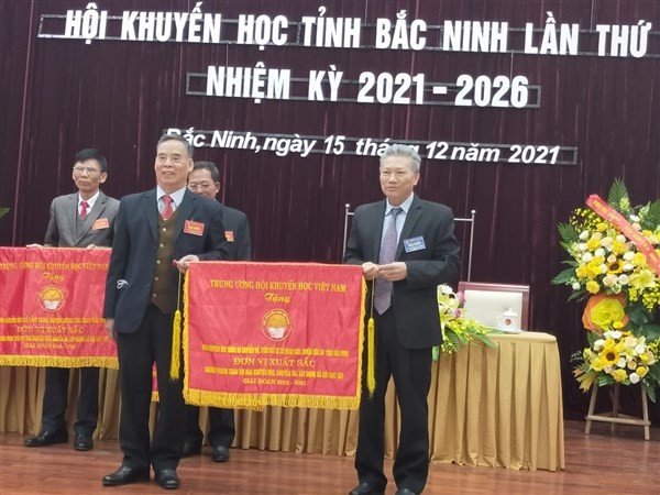 Dòng họ Nguyễn - Vũ vinh dự đón nhận Cờ thi đua của Trung ương Hội Khuyến học Việt Nam.