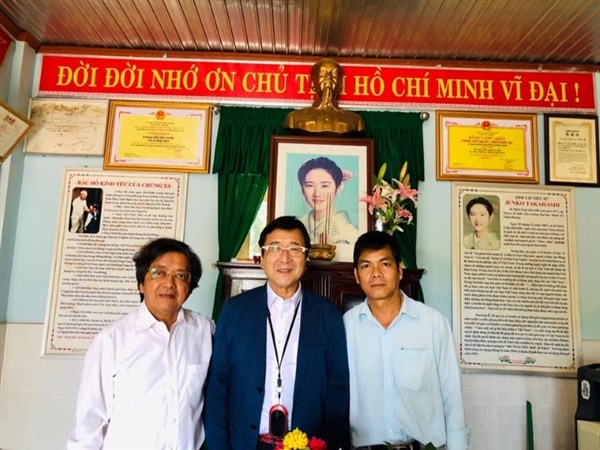 Ông Takahashi (giữa) cùng GS.TS Trần Văn Nam (bìa trái) và thầy Hiệu trưởng Lê Quốc Hà trước di ảnh của Takahashi Junko ở phòng truyền thống của Trường Tiểu học Junko trong chuyến thăm trường vào năm 2019. 