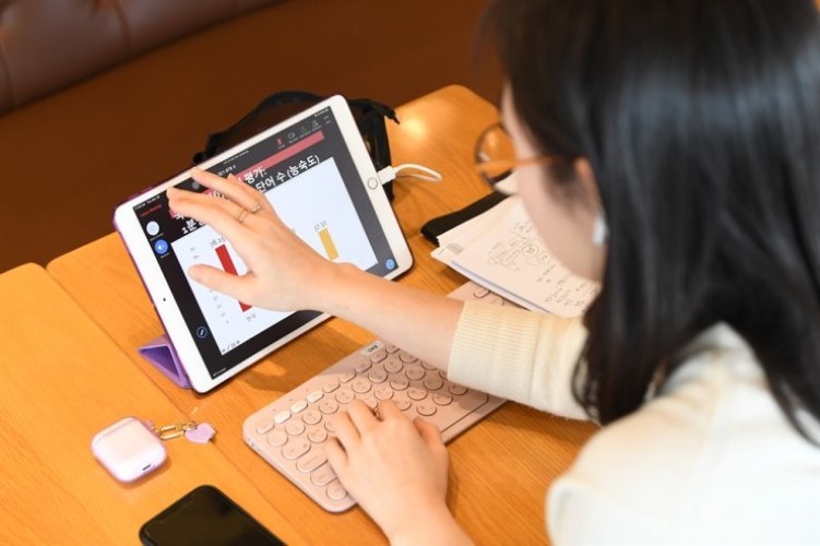 Sinh viên Hàn Quốc học trực tuyến.