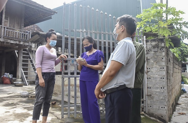 Tổ Covid cộng đồng tại xã Noong Hẹt (huyện Điện Biên) tiếp nhận thông tin hỗ trợ từ gia đình có người cách ly.