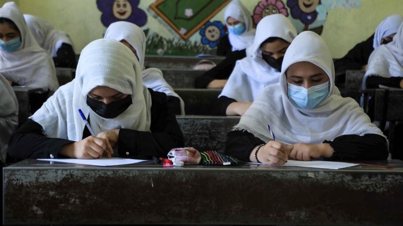 Nữ sinh Afghanistan trở lại trường học.