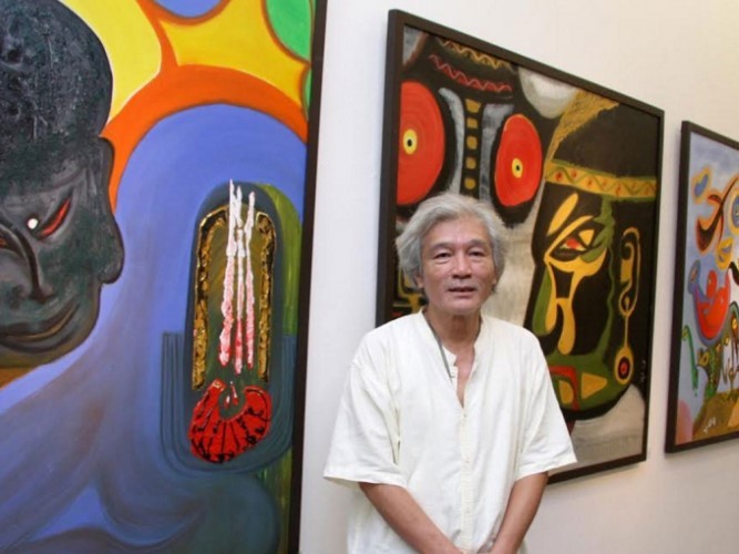 Nhà văn Nguyễn Khắc Phục tại triển lãm tranh cá nhân.
