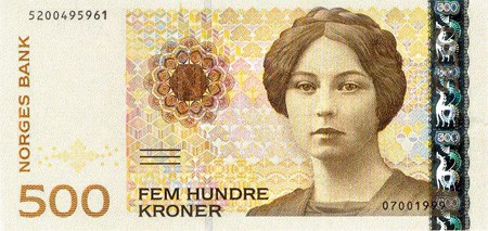 Hình ảnh nữ văn sĩ Sigrid Undset được in hình trên tiền Na Uy từ năm 2005, tại mặt trước của tờ 500 kroner có mệnh giá lớn thứ nhì, chỉ sau tờ 1.000 kroner in hình danh họa Edvard Munch (1863 - 1944).