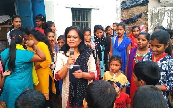 Dharitri Patnaik tại một cuộc gặp gỡ phụ nữ và trẻ em bị thiệt thòi.