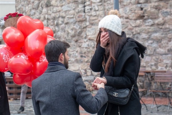 Người đàn ông đang cầu hôn người phụ nữ cạnh Tháp Galata, Thổ Nhĩ Kỳ. Ảnh: Shutterstocks