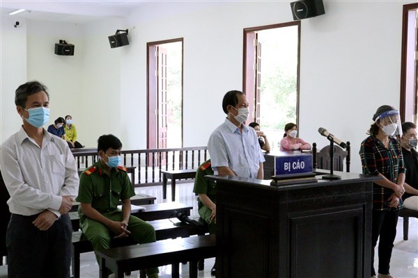 Từ trái qua: Bị cáo Việt, Thanh, Thảo tại phiên tòa ngày 7/3.
