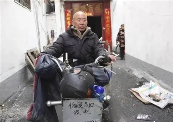 Ông Wu Qiyun chạy xe ba gác đi thu gom phế liệu.