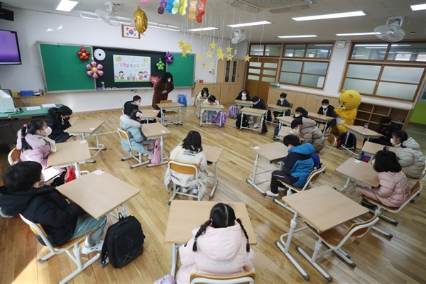 Học sinh tiểu học Hàn Quốc trở lại trường vào tháng 3/2022.