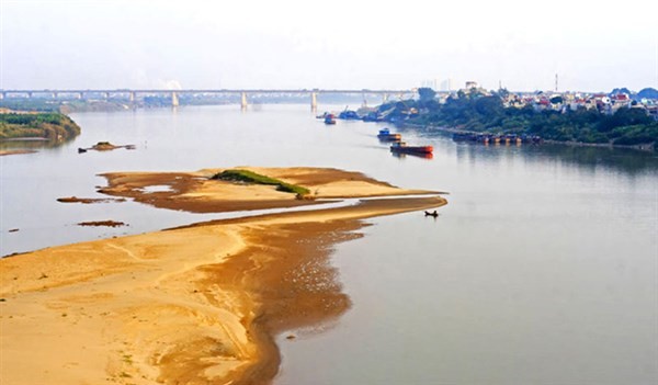 Bãi giữa sông Hồng đoạn chảy qua quận Hoàn Kiếm và Long Biên.
