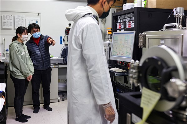Sinh viên Đài Loan tham quan phòng thí nghiệm sản xuất chip.