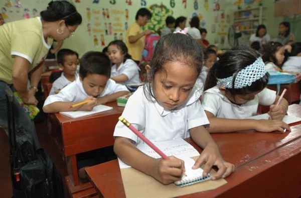 Nhiều trẻ em vùng sâu, vùng xa Philippines bỏ học vì thiếu trường.