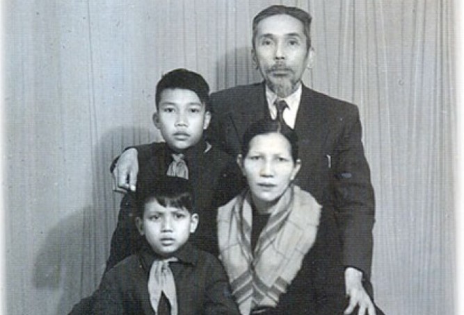 Học giả Phan Khôi cùng gia đình. Ảnh tư liệu gia đình.